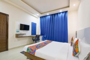 TV a/nebo společenská místnost v ubytování FabHotel Skylight Inn - Artemis Hospital Gurgaon