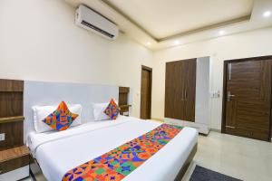 Postel nebo postele na pokoji v ubytování FabHotel Skylight Inn - Artemis Hospital Gurgaon