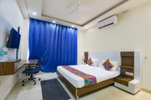 TV a/nebo společenská místnost v ubytování FabHotel Skylight Inn - Artemis Hospital Gurgaon