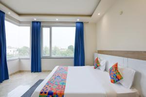 Postel nebo postele na pokoji v ubytování FabHotel Skylight Inn - Artemis Hospital Gurgaon