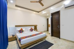 Postel nebo postele na pokoji v ubytování FabHotel Skylight Inn - Artemis Hospital Gurgaon