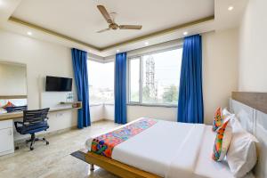 TV a/nebo společenská místnost v ubytování FabHotel Skylight Inn - Artemis Hospital Gurgaon