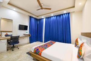 Postel nebo postele na pokoji v ubytování FabHotel Skylight Inn - Artemis Hospital Gurgaon