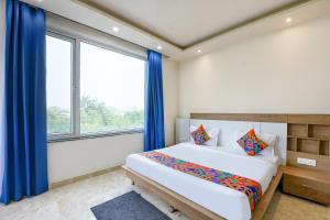 Postel nebo postele na pokoji v ubytování FabHotel Skylight Inn - Artemis Hospital Gurgaon