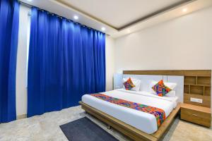 Postel nebo postele na pokoji v ubytování FabHotel Skylight Inn - Artemis Hospital Gurgaon