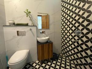ein Badezimmer mit Toilette und Waschbecken in der Unterkunft Jon Snow's Landing in Sohāna + 78 Fotos
