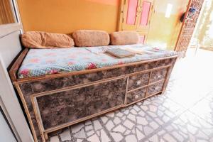 Mathura Hotel Laxmi Bhawan Dharamshala Near Dwarkadhish Temple & Saryu River -Fully Air Conditioning -Free Wi-Fi -Restaurant -Parking -Room Service -Best Hotel In Mathura客房内的一张或多张床位