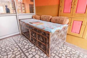 马图拉Mathura Hotel Laxmi Bhawan Dharamshala Near Dwarkadhish Temple & Saryu River -Fully Air Conditioning -Free Wi-Fi -Restaurant -Parking -Room Service -Best Hotel In Mathura的放在建筑物顶上的旧床垫