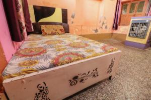 Mathura Hotel Laxmi Bhawan Dharamshala Near Dwarkadhish Temple & Saryu River -Fully Air Conditioning -Free Wi-Fi -Restaurant -Parking -Room Service -Best Hotel In Mathura客房内的一张或多张床位