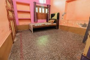Mathura Hotel Laxmi Bhawan Dharamshala Near Dwarkadhish Temple & Saryu River -Fully Air Conditioning -Free Wi-Fi -Restaurant -Parking -Room Service -Best Hotel In Mathura客房内的一张或多张床位