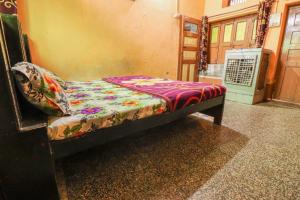 Mathura Hotel Laxmi Bhawan Dharamshala Near Dwarkadhish Temple & Saryu River -Fully Air Conditioning -Free Wi-Fi -Restaurant -Parking -Room Service -Best Hotel In Mathura客房内的一张或多张床位