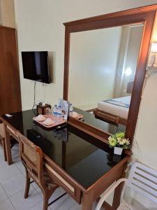 TV a/nebo společenská místnost v ubytování Lalisa Hotel Aonang