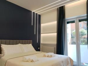 a bedroom with two towels on a bed at Apt Bilocale Mare&Gaslini Wi-Fi Veloce in Genova