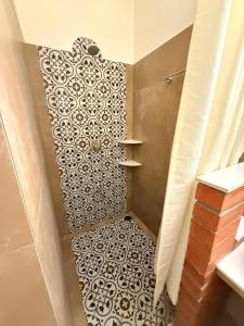 Ένα μπάνιο στο Hibiscus By Tara Suites