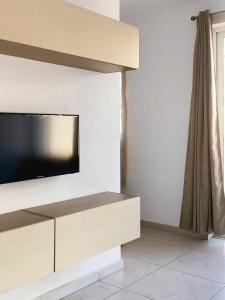 Μια τηλεόραση ή/και κέντρο ψυχαγωγίας στο Central Paceville Apartment