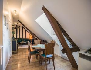 ein Esszimmer mit einem Tisch und einigen Stühlen in der Unterkunft Les Grisettes -Charme et Histoire -Prox Cathédrale in Troyes