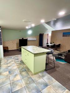 Kuchyň nebo kuchyňský kout v ubytování Sails Motel Geraldton