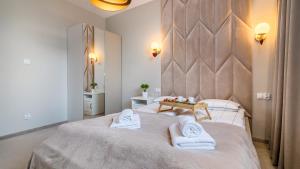 een slaapkamer met 2 handdoeken op een bed bij CONTINENTAL Apartamenty Piamola in Krynica Morska