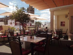 Reštaurácia alebo iné gastronomické zariadenie v ubytovaní Hotel Palacio Alcázar