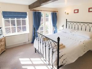 ナレスボロにある4 bed property in Knaresborough HH090の大きなベッドと窓のある寝室