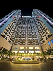 Hạ Long Sapphire Premium في ها لونغ: مبنى كبير مع أضواء أمامه