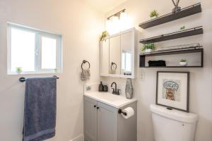 Gallery image of Modern home near Downtown San Diego in San Diego +13 photos