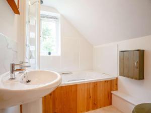 un bagno con lavandino e vasca da bagno di 4 Bed in Corwen 88868 a Corwen Altre 36 foto