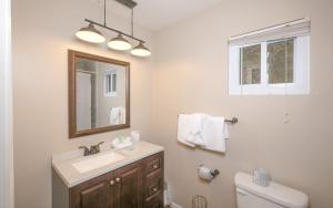 Un baño de Big Oak Hideaway 20 fotos más