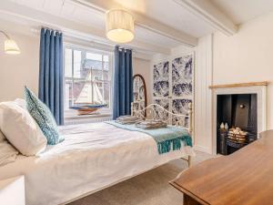 Ένα ή περισσότερα κρεβάτια σε δωμάτιο στο 3 Bed in Robin Hoods Bay 89568