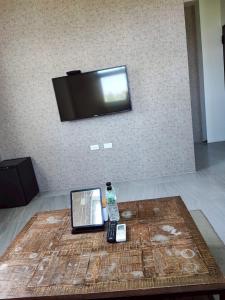 Televizorius ir (arba) pramogų centras apgyvendinimo įstaigoje Ding Shian B&B