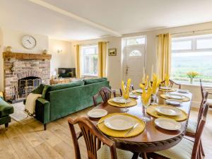 un soggiorno con tavolo e divano verde di 4 bed in North York Moors 82262 a Danby