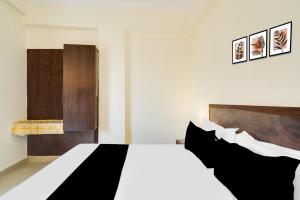 Postel nebo postele na pokoji v ubytování Hotel O Shiridi serinity residency