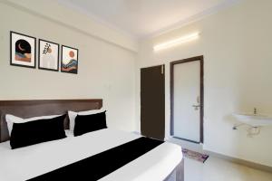 Postel nebo postele na pokoji v ubytování Hotel O Shiridi serinity residency
