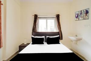 Postel nebo postele na pokoji v ubytování Hotel O Shiridi serinity residency