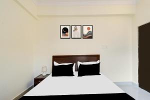 Postel nebo postele na pokoji v ubytování Hotel O Shiridi serinity residency
