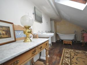 a bathroom with a sink and a bath tub at 3 bed in Coleford 52148 in Bream +18 photos