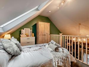 a bedroom with green walls and a bed with a crib at 1 Bed in Christchurch 54901 in Ringwood