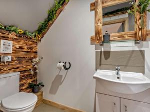 a bathroom with a toilet and a sink at 1 Bed in Christchurch 54901 in Ringwood