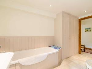 y baño con bañera blanca y paredes blancas. en 3 Bed in Nidderdale HH016, en Pateley Bridge 16 fotos más