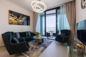 Area soggiorno di Elegant 2BR Apt Address Beach Resort