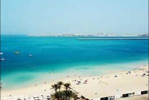 una spiaggia con un gruppo di persone in acqua di Elegant 2BR Apt Address Beach Resort a Dubai Altre 37 foto