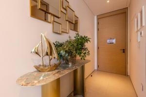 corridoio con tavolo e barca di Elegant 2BR Apt Address Beach Resort a Dubai