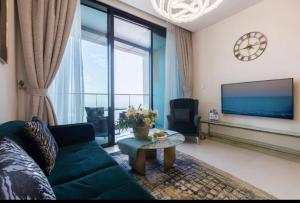 TV o dispositivi per l'intrattenimento presso Elegant 2BR Apt Address Beach Resort