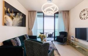 TV o dispositivi per l'intrattenimento presso Elegant 2BR Apt Address Beach Resort
