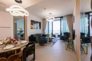 Area soggiorno di Elegant 2BR Apt Address Beach Resort