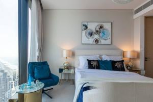 Letto o letti in una camera di Elegant 2BR Apt Address Beach Resort