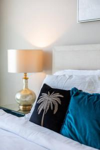 Letto o letti in una camera di Elegant 2BR Apt Address Beach Resort