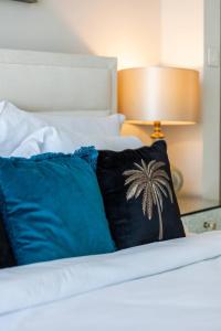 Letto o letti in una camera di Elegant 2BR Apt Address Beach Resort
