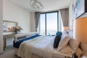 Letto o letti in una camera di Elegant 2BR Apt Address Beach Resort