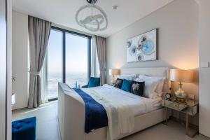 Letto o letti in una camera di Elegant 2BR Apt Address Beach Resort